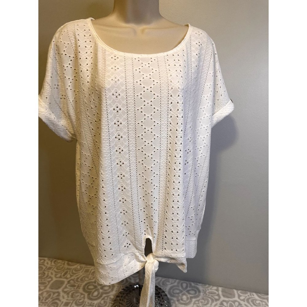 Luxology Size xl White Eyelet Tie Front Short Sleeve Round Neck Top,  EUC